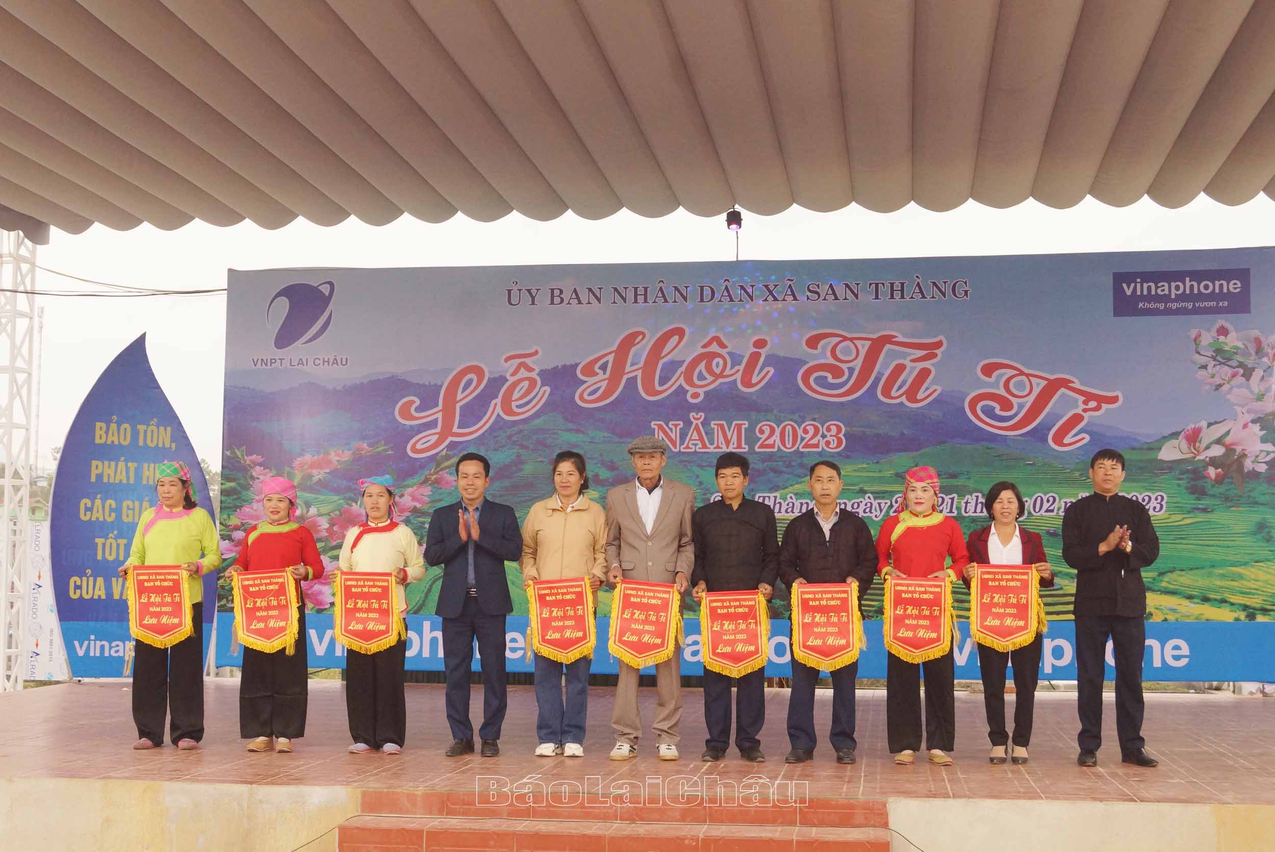 Ban Tổ chức trao cơ lưu niệm cho các đội về dự Lễ hội.